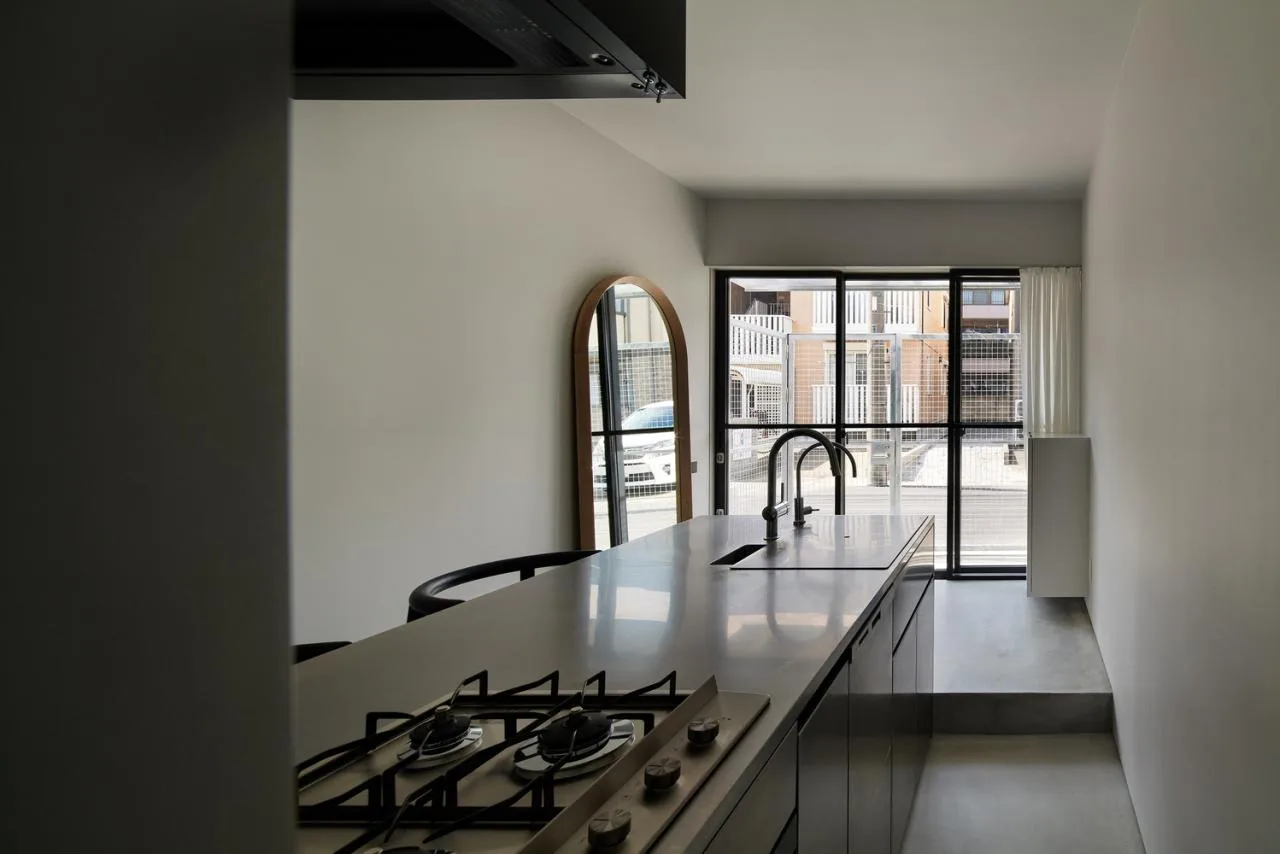 Exploring the design of a secluded residence with a 2.5-meter narrow space and a magical staircase connecting different lifestyles