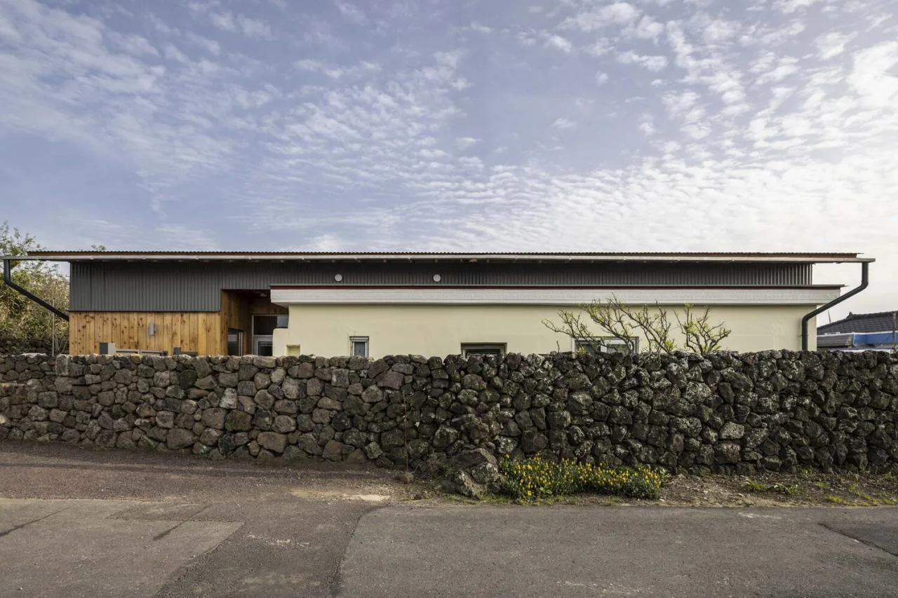 The interweaving of new and old structures in Jeju Island's old houses continues the design of traditional residential memories