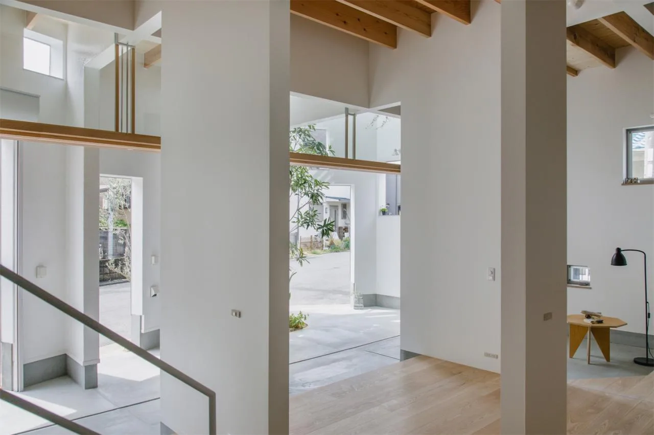 Design of Japanese style residences with irregular pentagons and different sizes of openings divided into nine grid grids