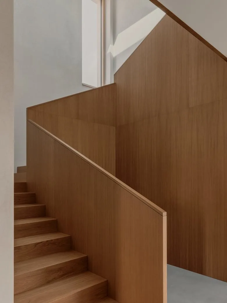 The energy-saving aesthetic details in the birch forest garden are reflected in the ingenious vacation home design