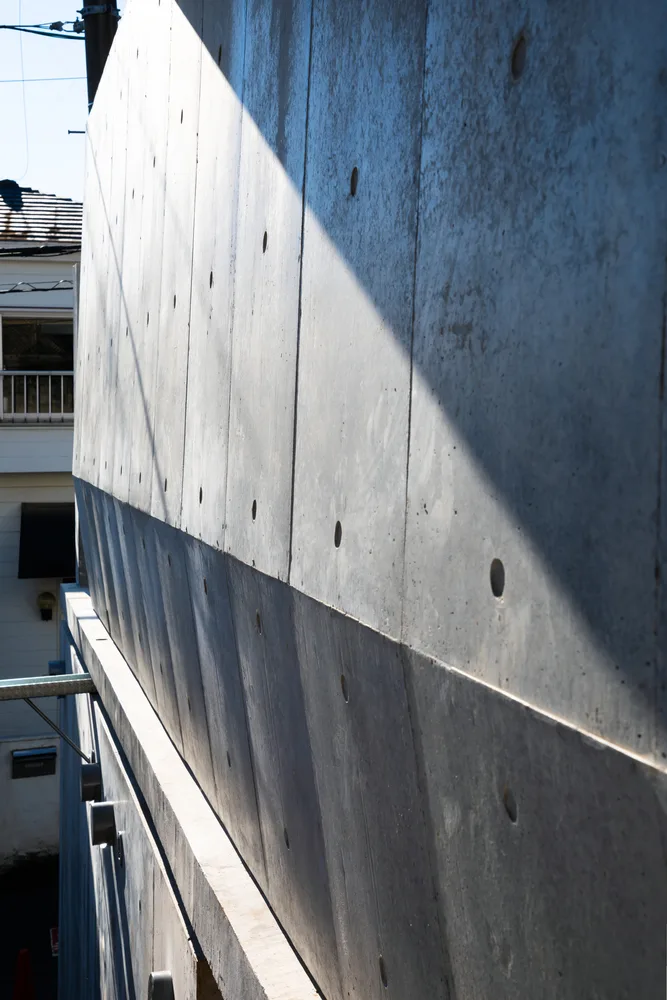 A unique and mysterious experience of interweaving concrete and wood, a residential design for peaceful living