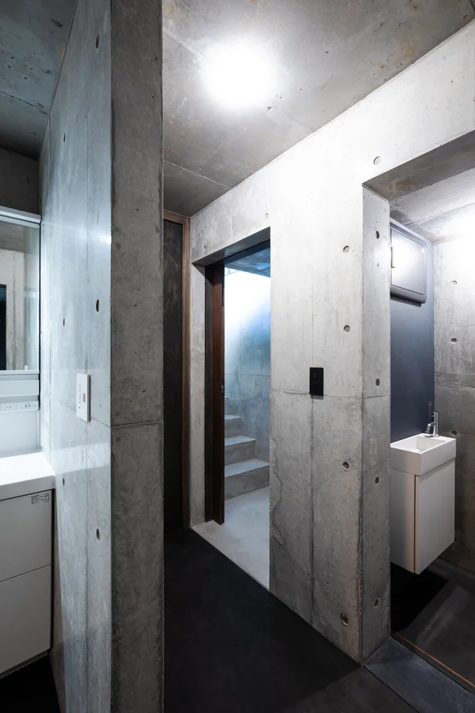 A unique and mysterious experience of interweaving concrete and wood, a residential design for peaceful living