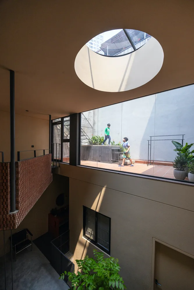 The design of a villa in a valley hidden in the cracks of urban alleys, carrying the time of family affection