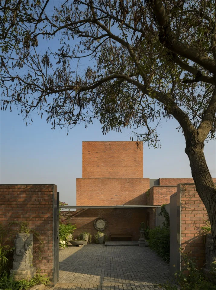 Red brick rural villa design that brings life closer to nature and blends tradition and modernity