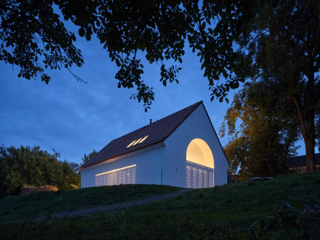 Tracing history and nature, paying tribute to the sacred atmosphere of Baroque and religious inspiration in residential design