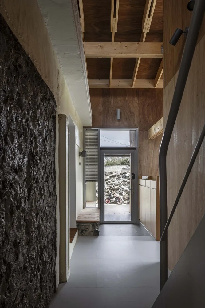 The interweaving of new and old structures in Jeju Island's old houses continues the design of traditional residential memories