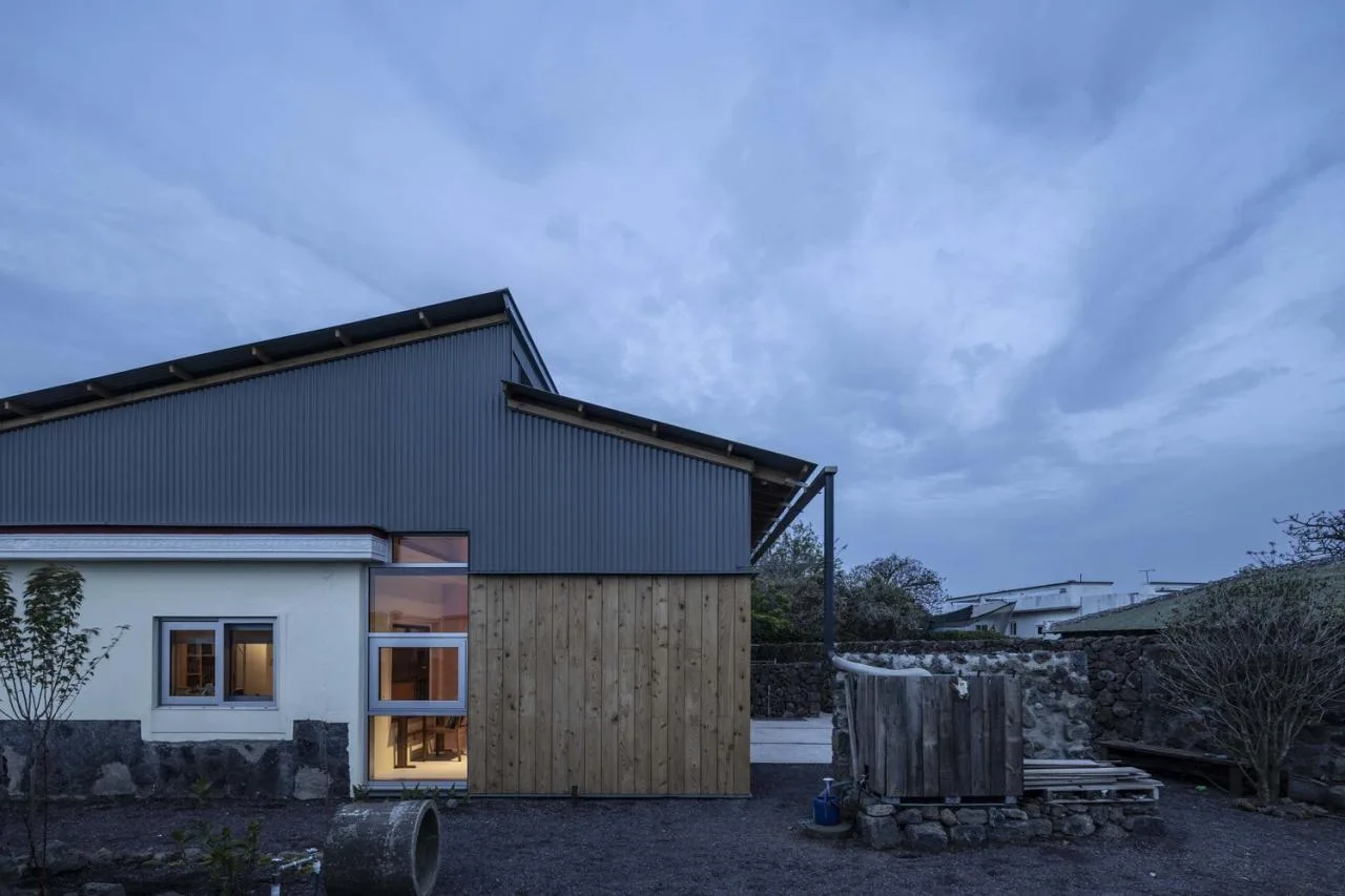 The interweaving of new and old structures in Jeju Island's old houses continues the design of traditional residential memories