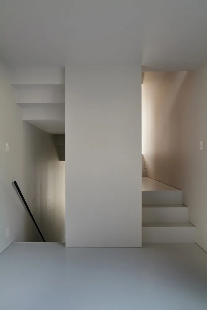 Exploring the design of a secluded residence with a 2.5-meter narrow space and a magical staircase connecting different lifestyles