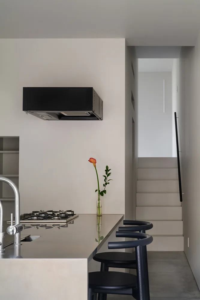 Exploring the design of a secluded residence with a 2.5-meter narrow space and a magical staircase connecting different lifestyles
