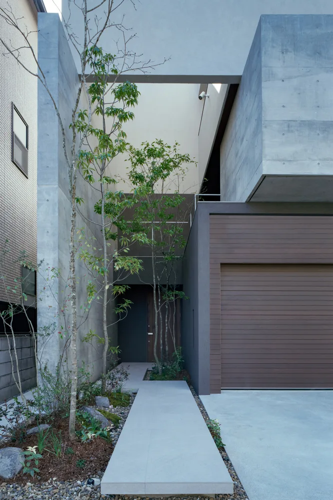 Creating a quiet, natural and private residential design in the city between narrow slits and openings