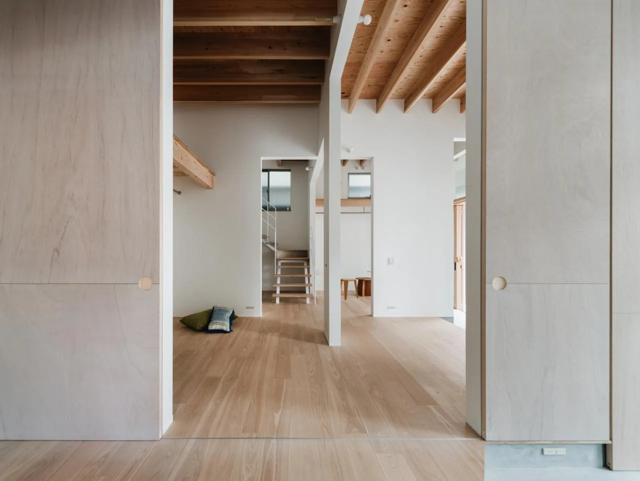 Design of Japanese style residences with irregular pentagons and different sizes of openings divided into nine grid grids