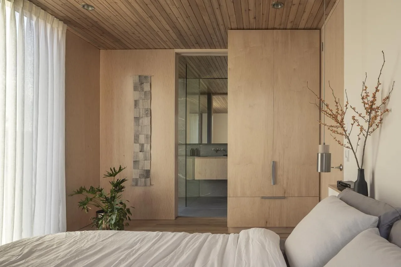 A meditation house floating on the grass, a vacation home design for Zen meditation