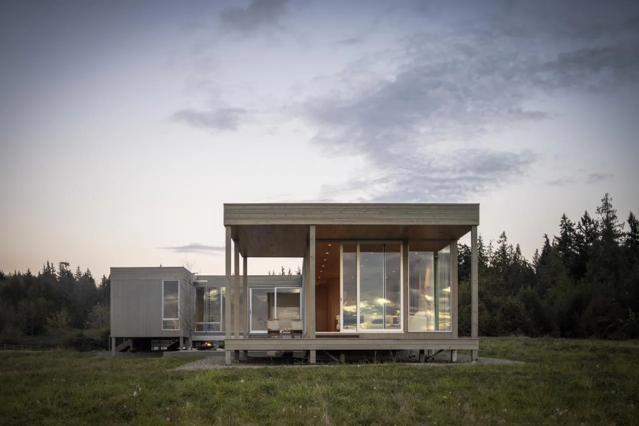 A meditation house floating on the grass, a vacation home design for Zen meditation
