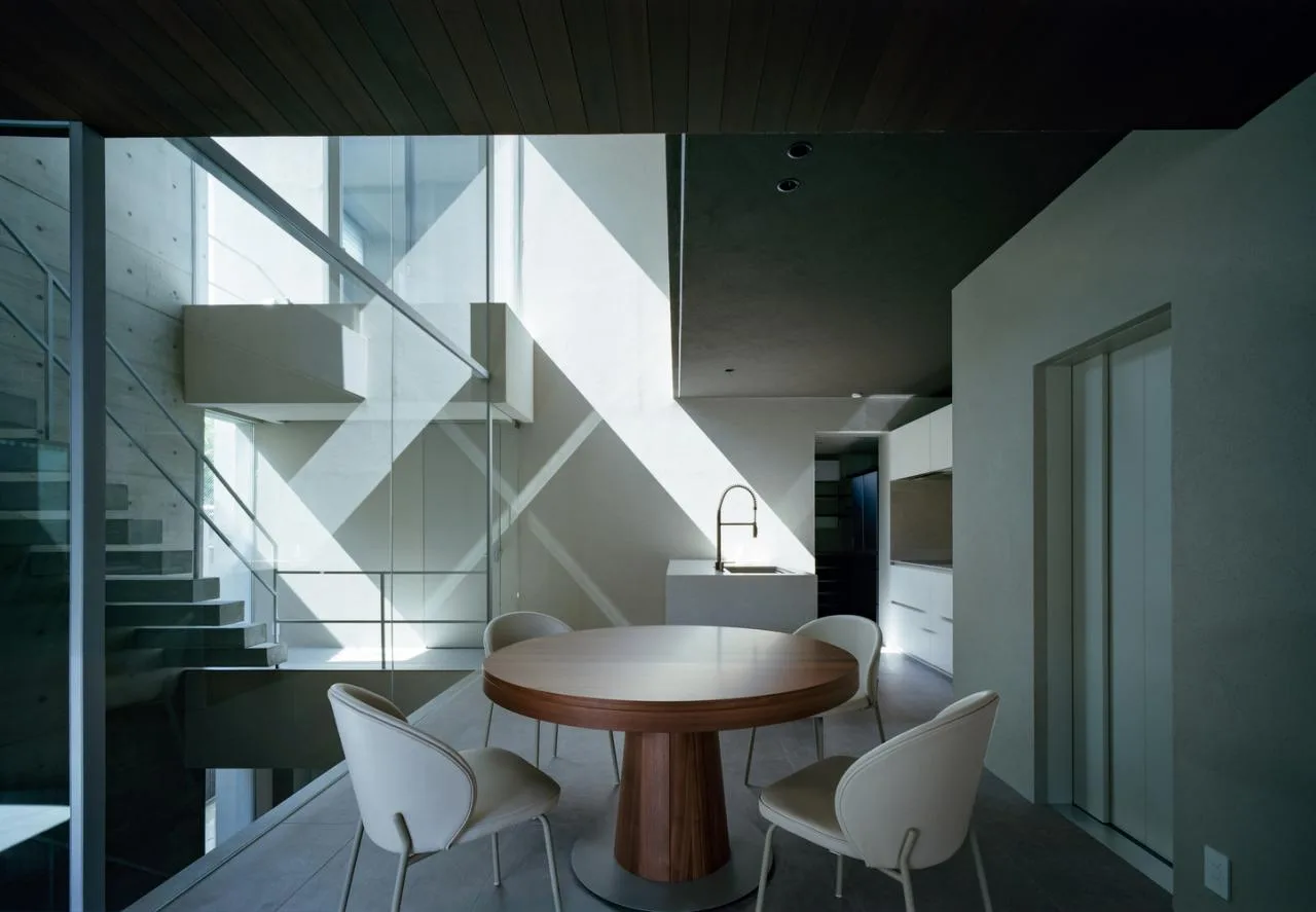 Creating a quiet, natural and private residential design in the city between narrow slits and openings