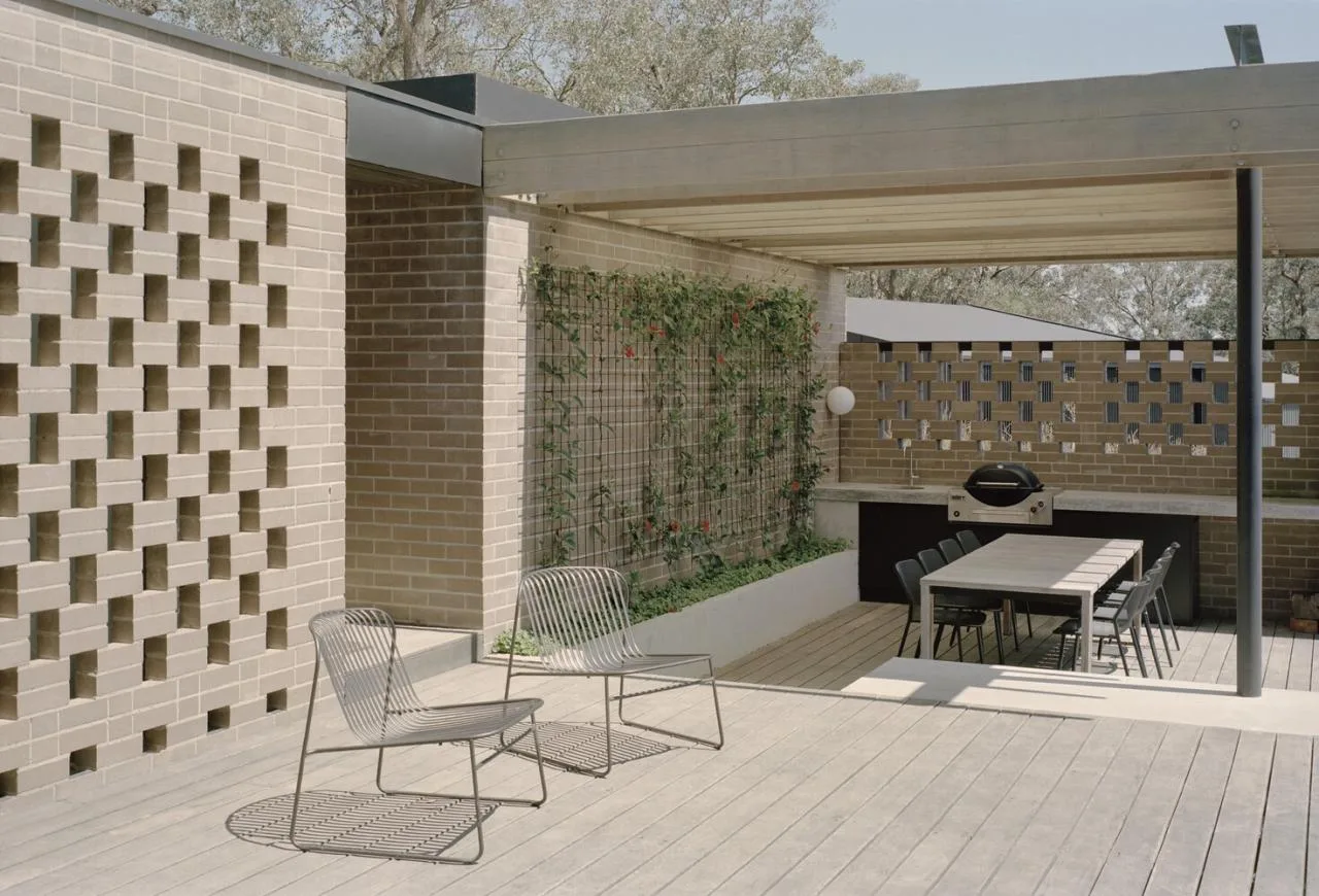 The design of the light and shadow vacation house on the slope hides endless life imagination layer by layer