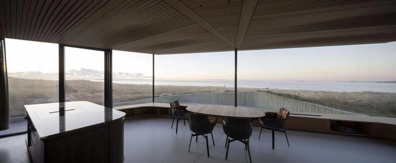 A vacation home design that coexists with sand dunes and the sea, showcasing the natural poetic and expansive beauty of the Norwegian coast