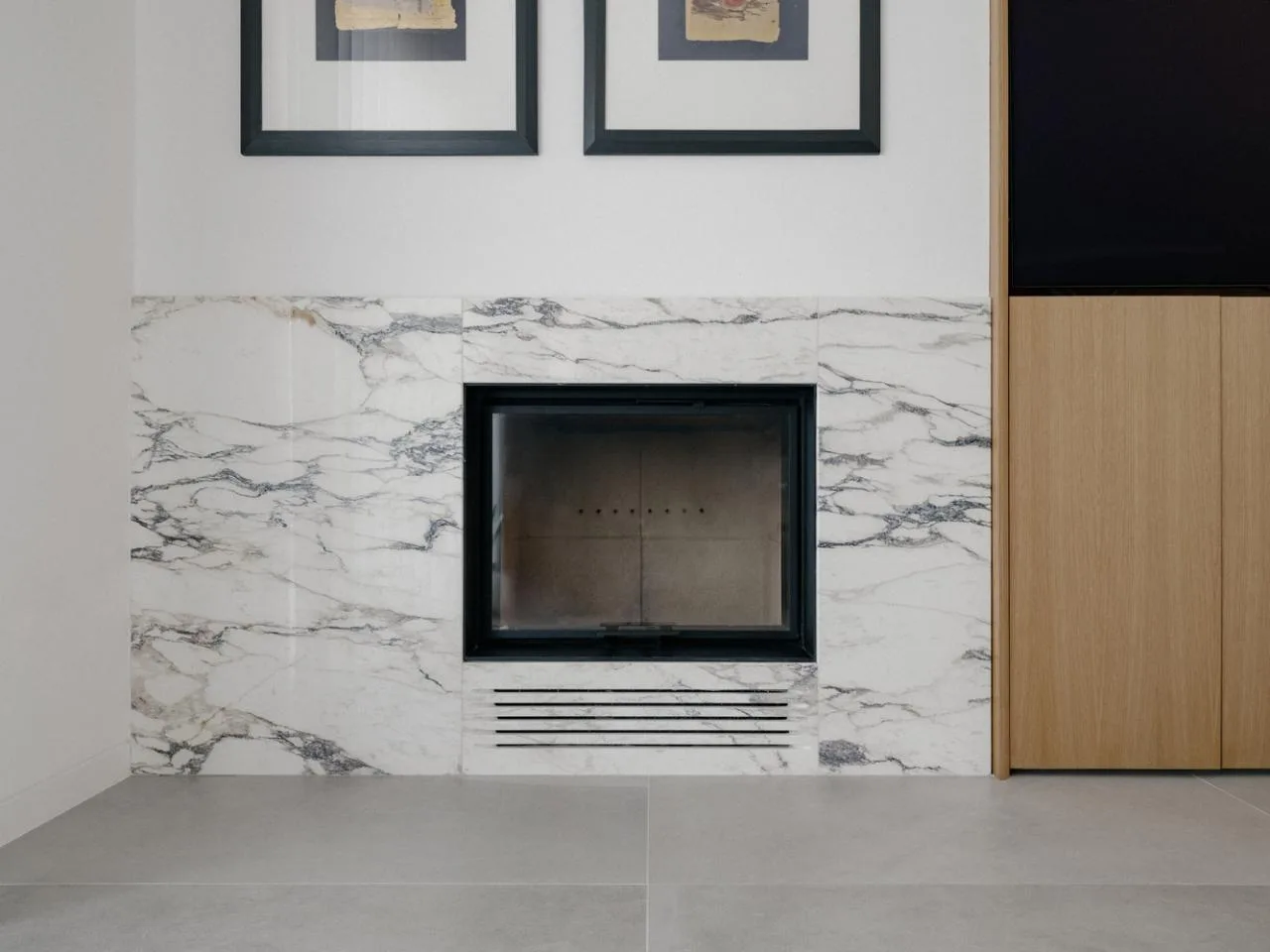 Sculpture like exposed concrete runs through the entire narrow rectangular flat design