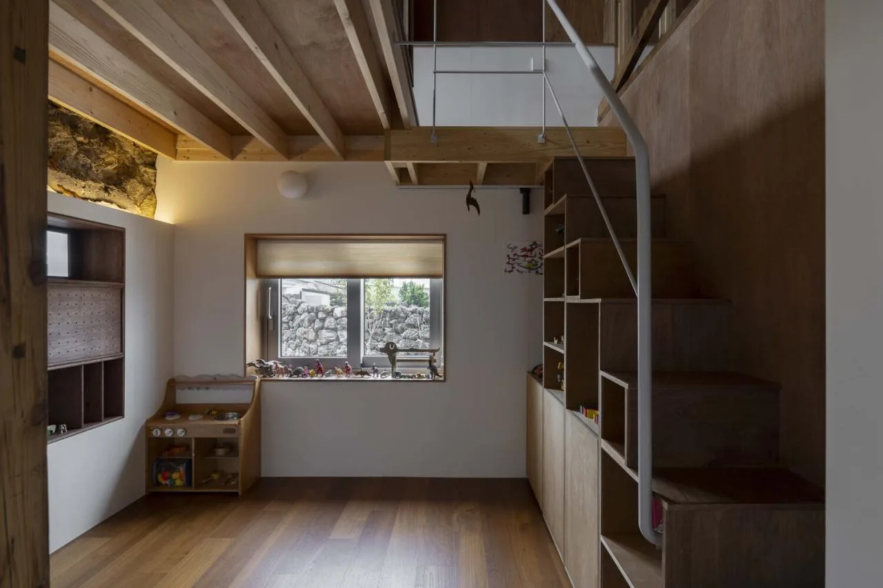 The interweaving of new and old structures in Jeju Island's old houses continues the design of traditional residential memories