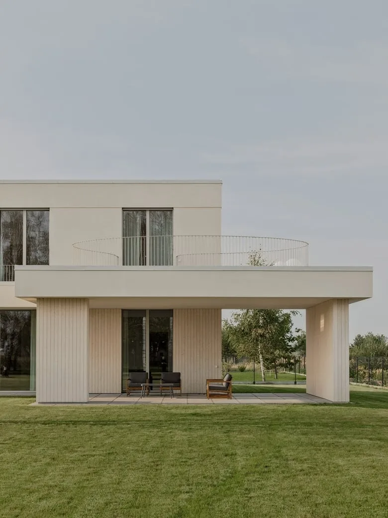 The energy-saving aesthetic details in the birch forest garden are reflected in the ingenious vacation home design
