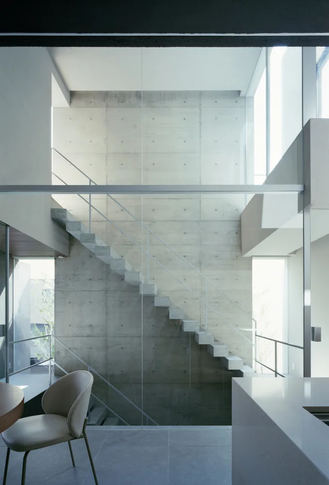 Creating a quiet, natural and private residential design in the city between narrow slits and openings