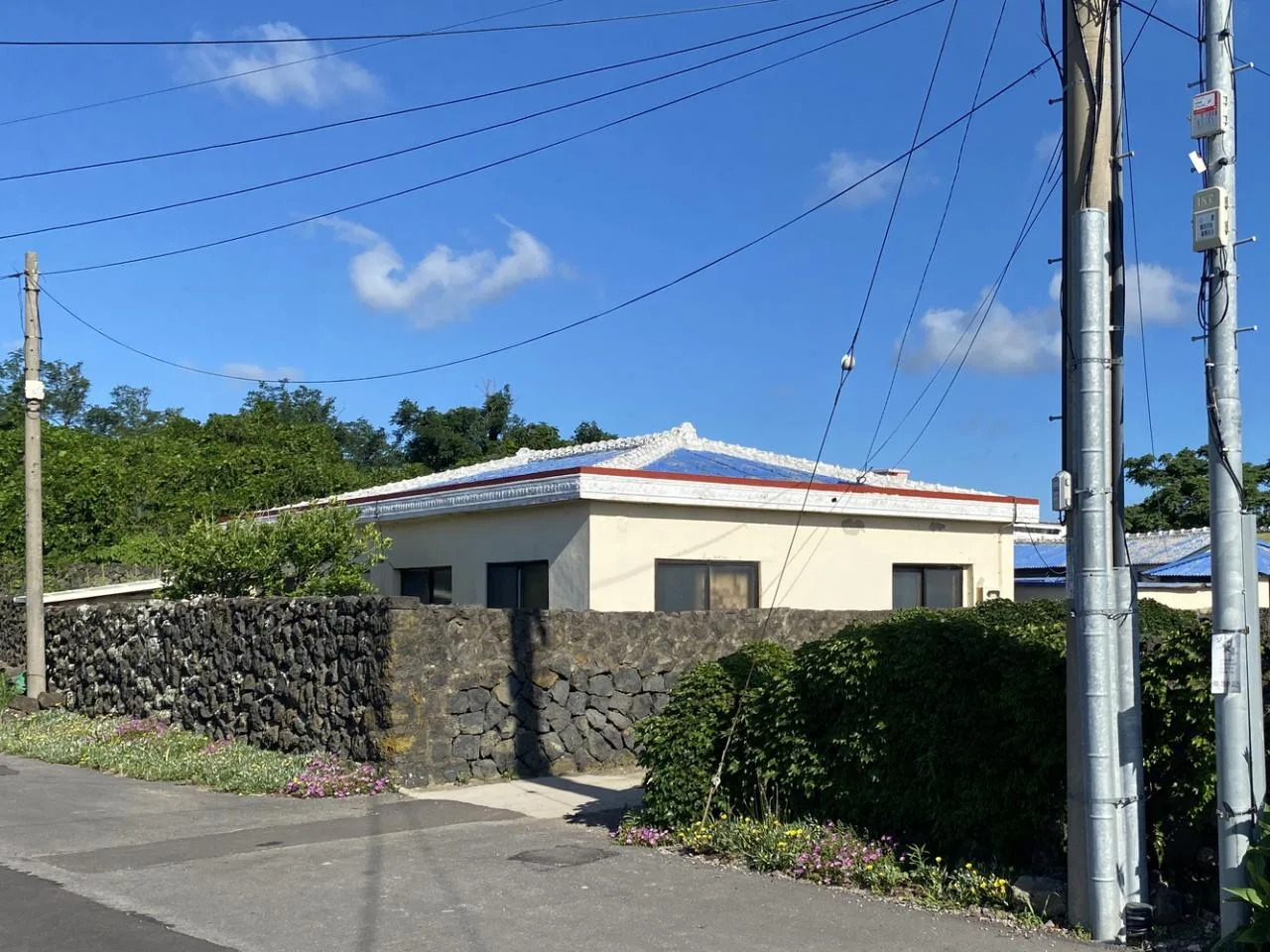 The interweaving of new and old structures in Jeju Island's old houses continues the design of traditional residential memories