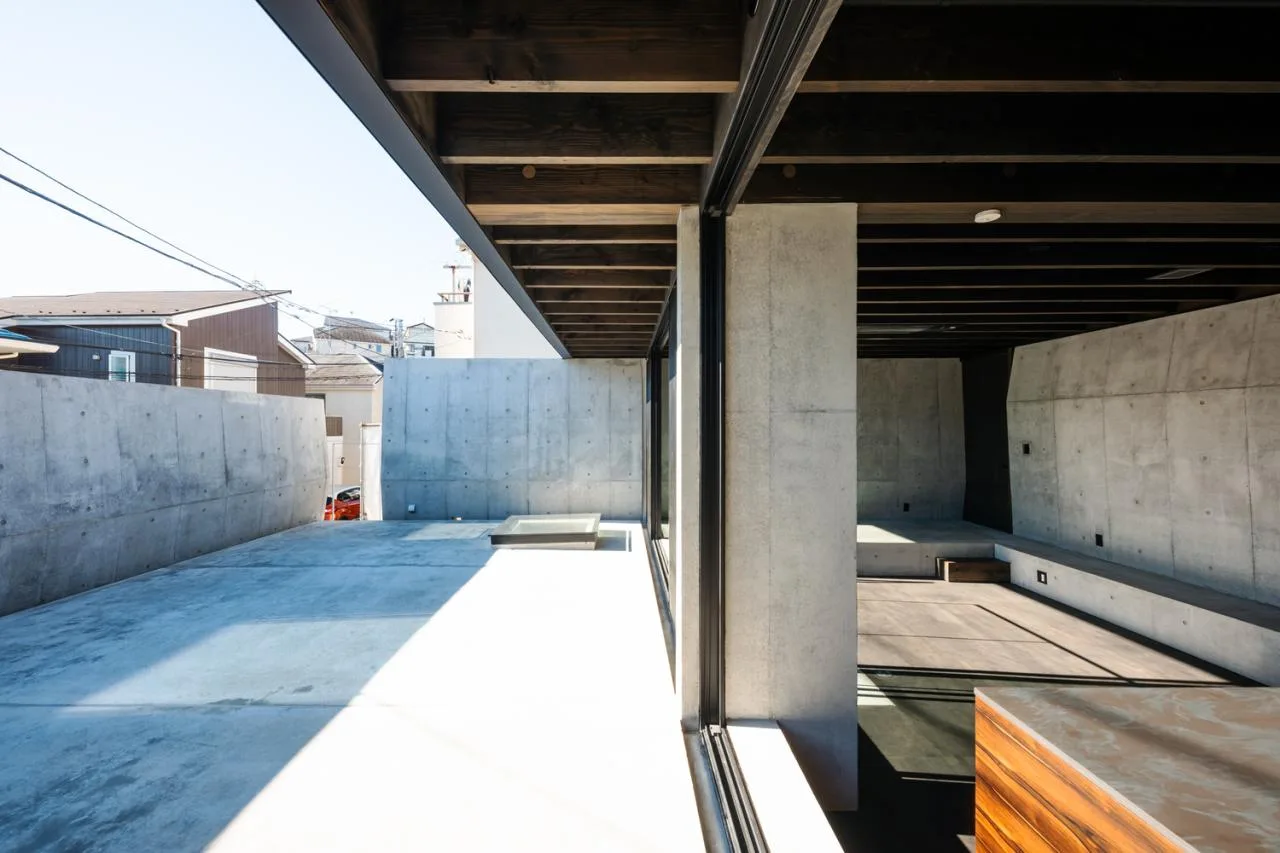 A unique and mysterious experience of interweaving concrete and wood, a residential design for peaceful living