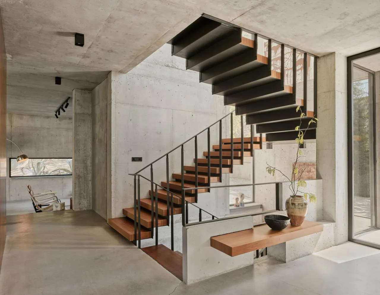 Design of a vacation villa combining concrete and glass for houses flowing through the forest