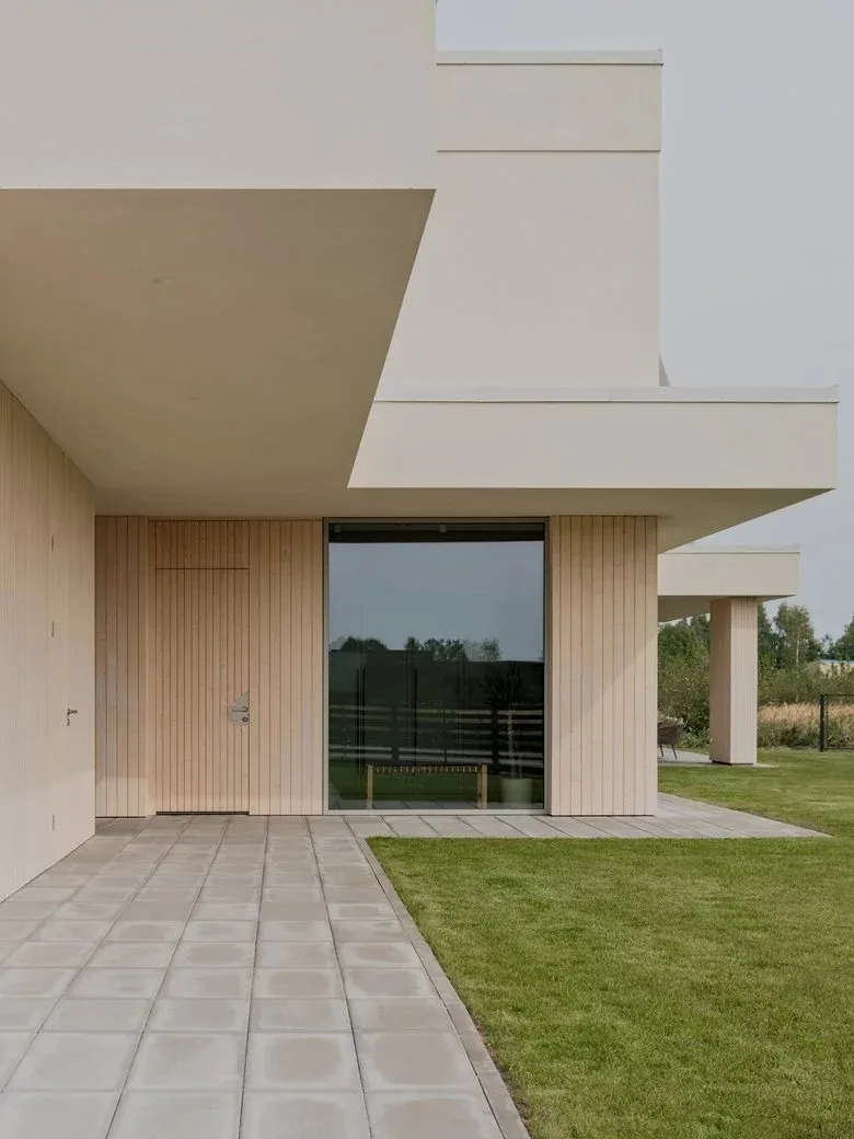 The energy-saving aesthetic details in the birch forest garden are reflected in the ingenious vacation home design