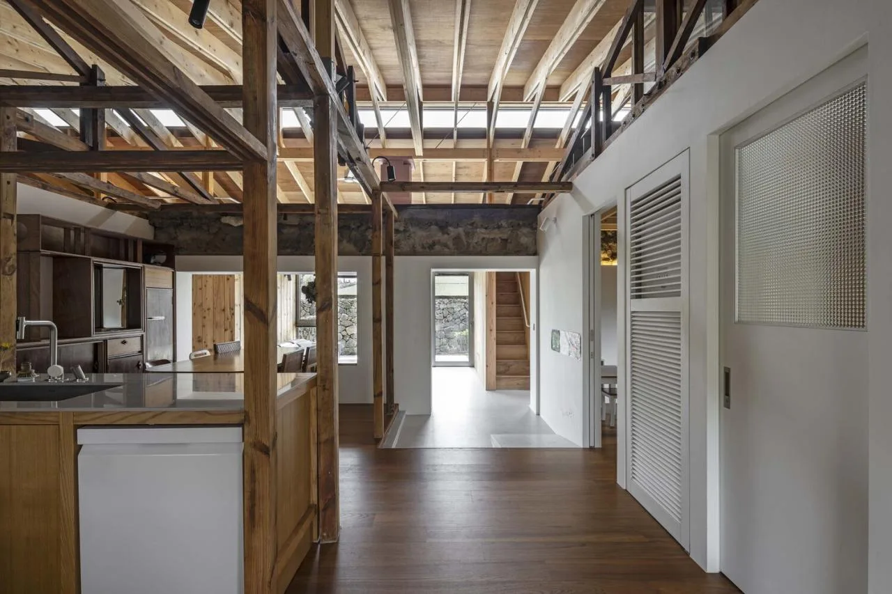 The interweaving of new and old structures in Jeju Island's old houses continues the design of traditional residential memories