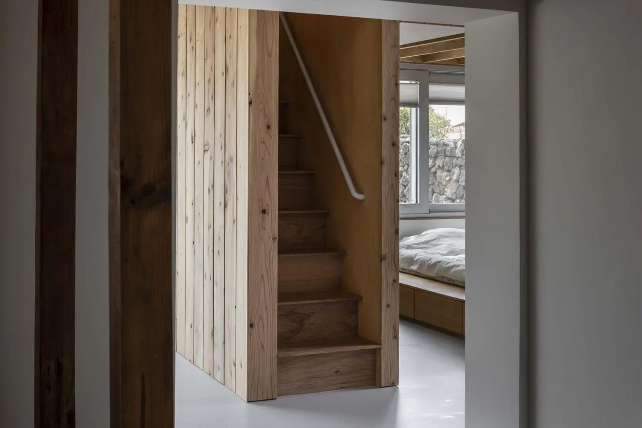 The interweaving of new and old structures in Jeju Island's old houses continues the design of traditional residential memories