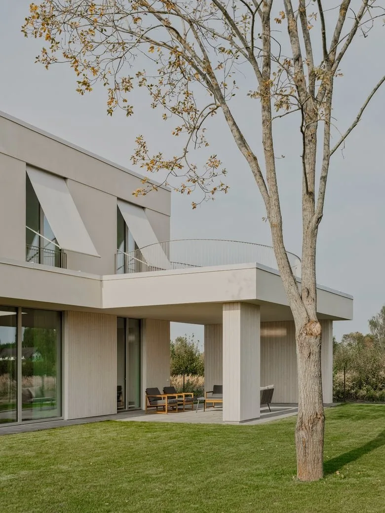 The energy-saving aesthetic details in the birch forest garden are reflected in the ingenious vacation home design