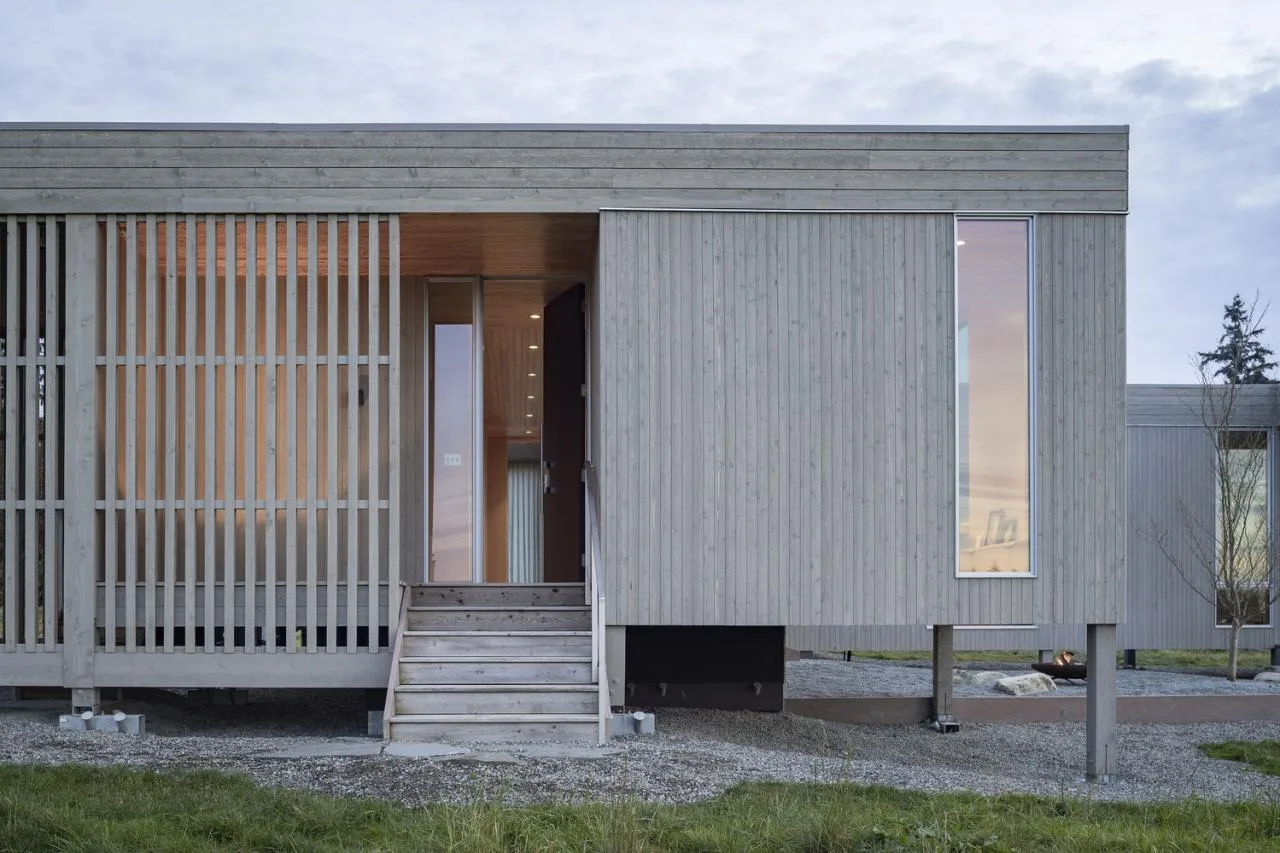 A meditation house floating on the grass, a vacation home design for Zen meditation