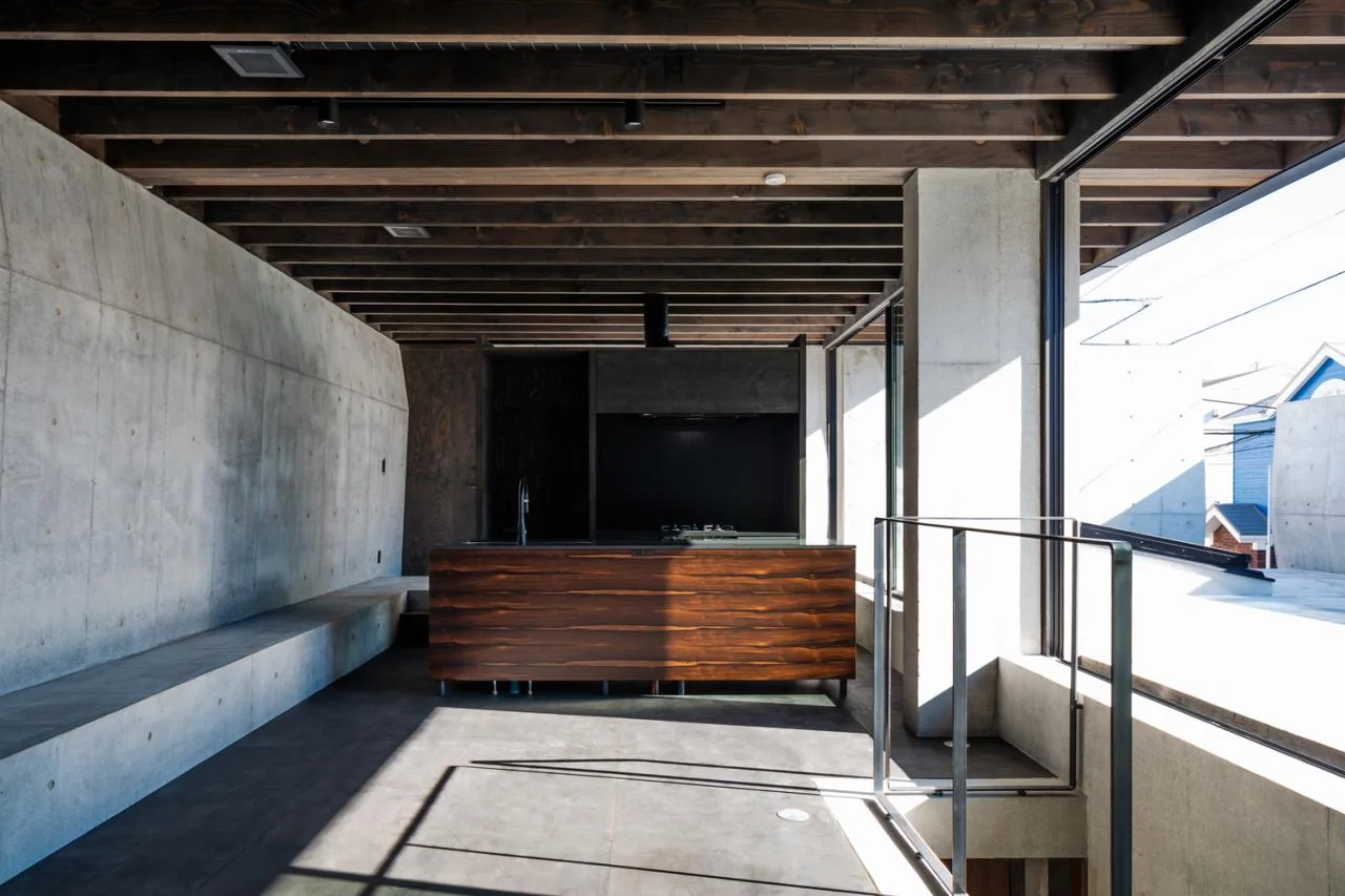 A unique and mysterious experience of interweaving concrete and wood, a residential design for peaceful living