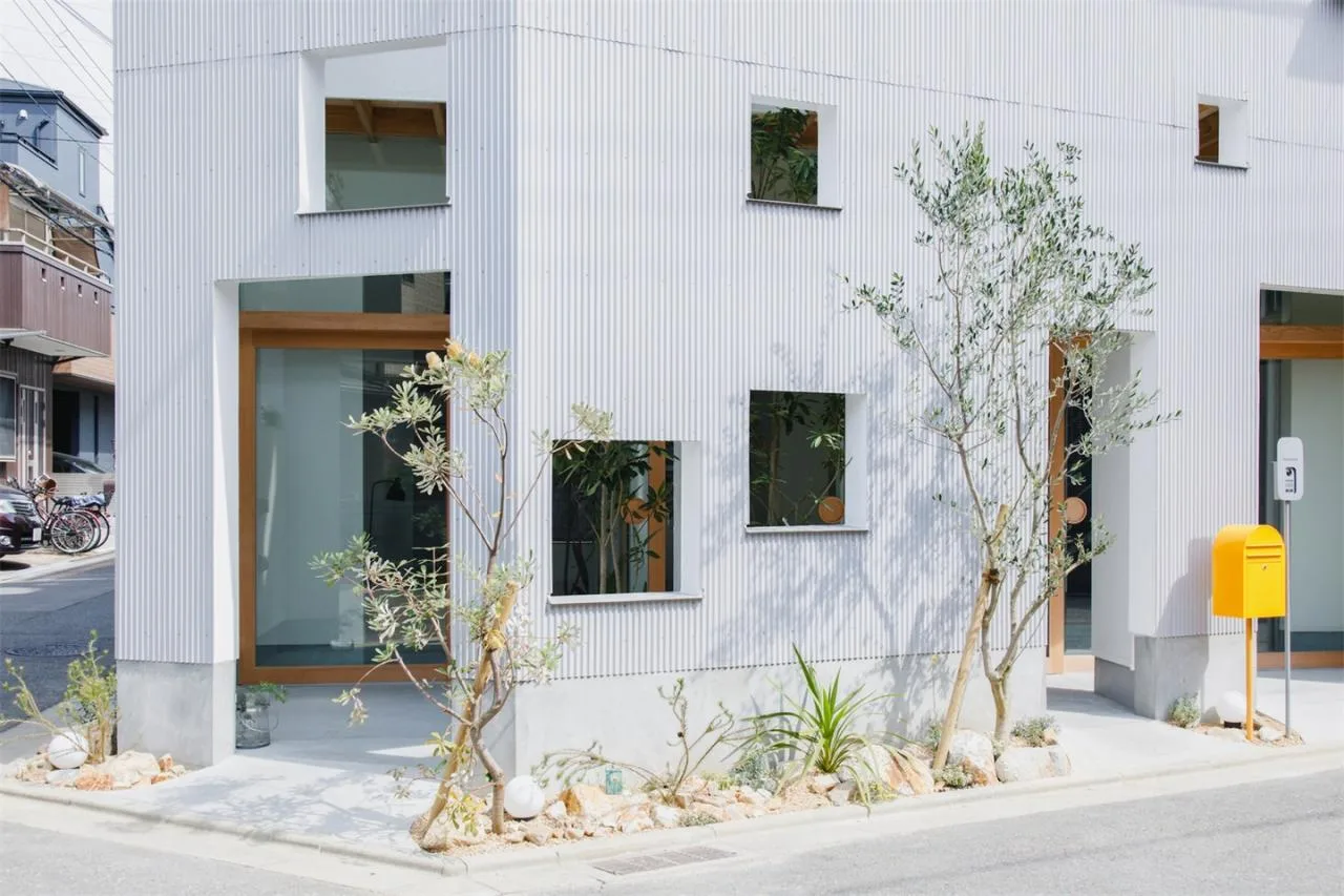 Design of Japanese style residences with irregular pentagons and different sizes of openings divided into nine grid grids