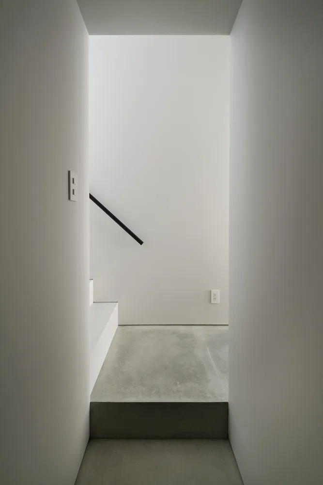 Exploring the design of a secluded residence with a 2.5-meter narrow space and a magical staircase connecting different lifestyles