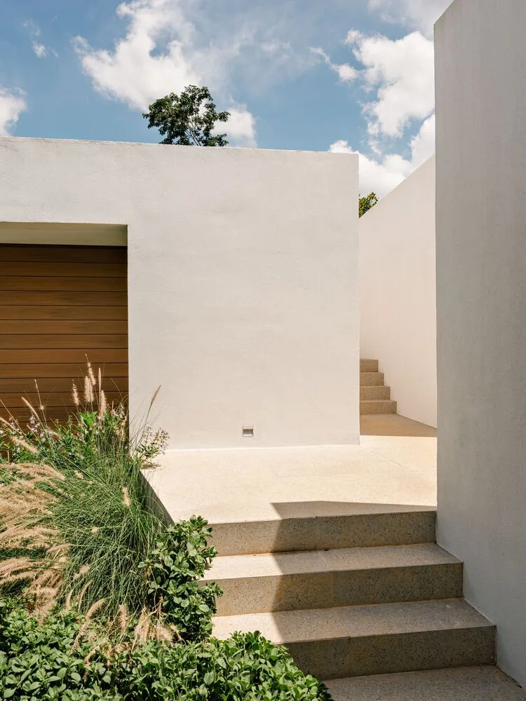Design of a vacation home with a natural extension of the courtyard core by embedding the terrain underground