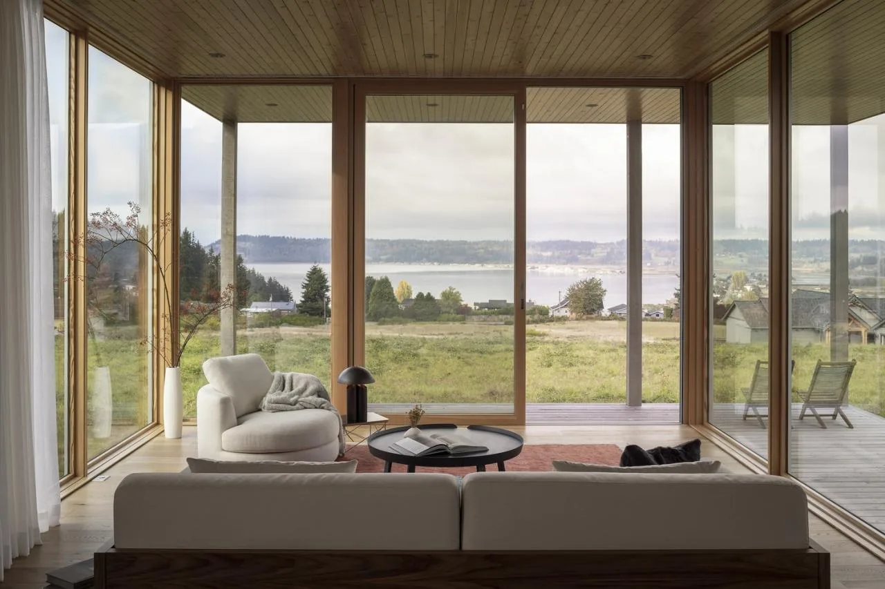 A meditation house floating on the grass, a vacation home design for Zen meditation