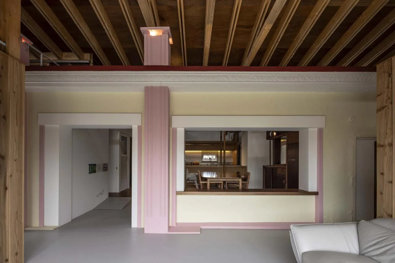 The interweaving of new and old structures in Jeju Island's old houses continues the design of traditional residential memories