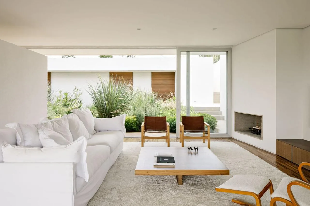 Design of a vacation home with a natural extension of the courtyard core by embedding the terrain underground