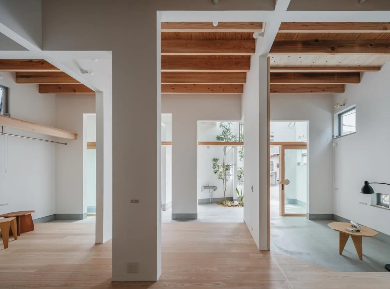 Design of Japanese style residences with irregular pentagons and different sizes of openings divided into nine grid grids