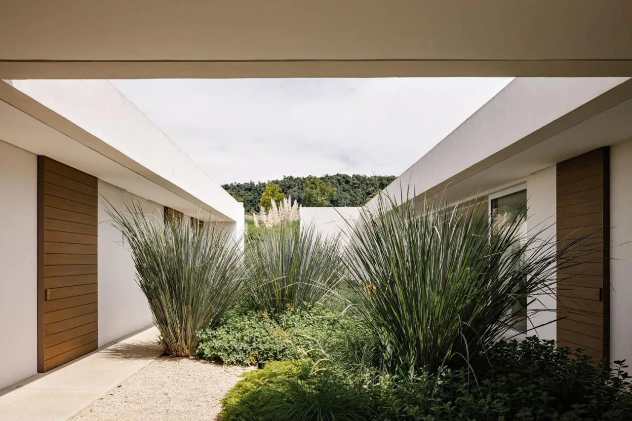 Design of a vacation home with a natural extension of the courtyard core by embedding the terrain underground