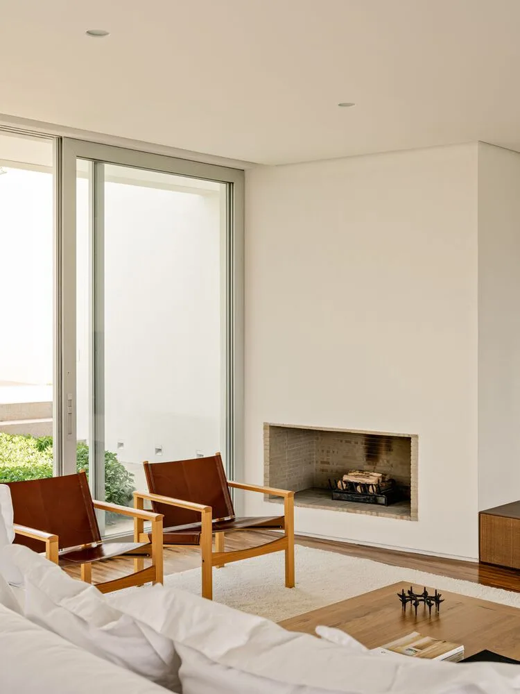 Design of a vacation home with a natural extension of the courtyard core by embedding the terrain underground