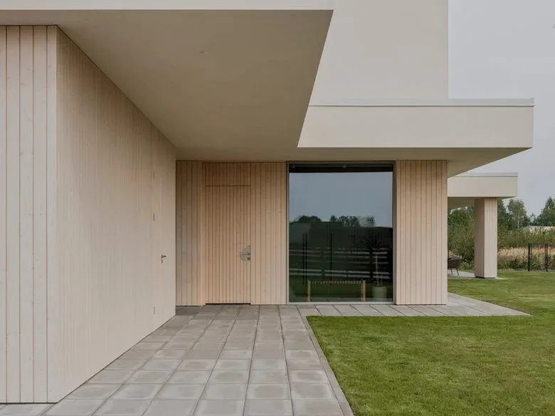 The energy-saving aesthetic details in the birch forest garden are reflected in the ingenious vacation home design