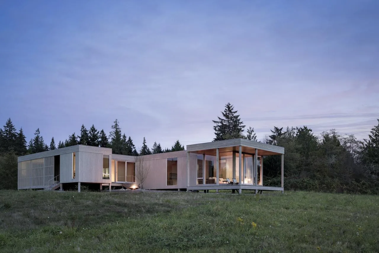 A meditation house floating on the grass, a vacation home design for Zen meditation