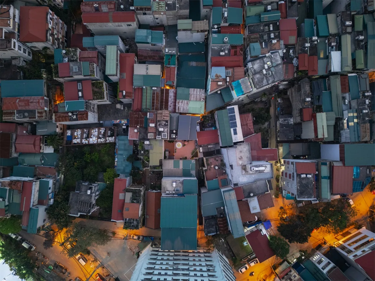 The design of a villa in a valley hidden in the cracks of urban alleys, carrying the time of family affection