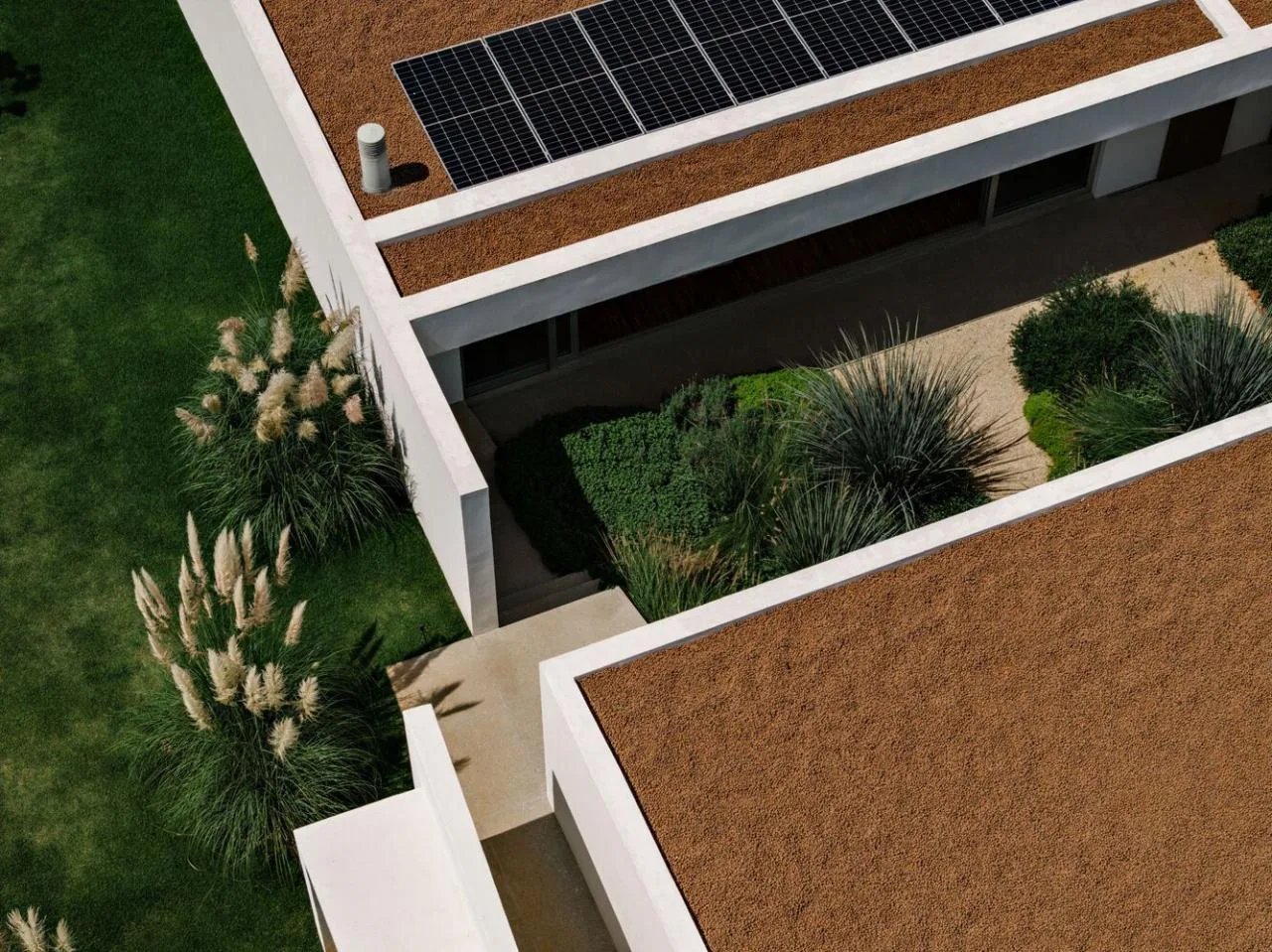 Design of a vacation home with a natural extension of the courtyard core by embedding the terrain underground