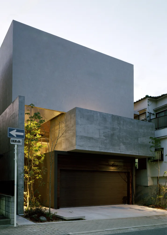 Creating a quiet, natural and private residential design in the city between narrow slits and openings