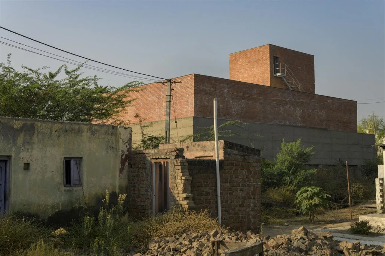 Red brick rural villa design that brings life closer to nature and blends tradition and modernity