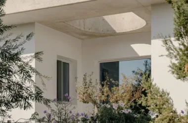 Sculptural Exposed Concrete Flows Throughout This Narrow Rectangular Flat Design-BIM WORLD