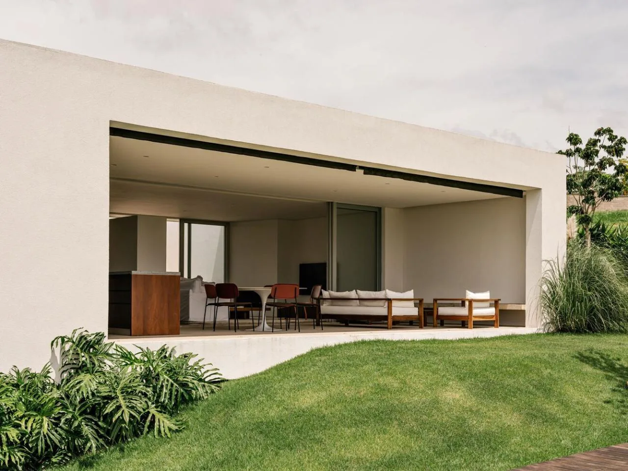 Design of a vacation home with a natural extension of the courtyard core by embedding the terrain underground